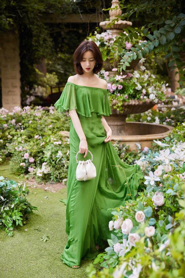 陈都灵“仙”出新高度，穿绿裙大胆露双肩，又要美出圈了