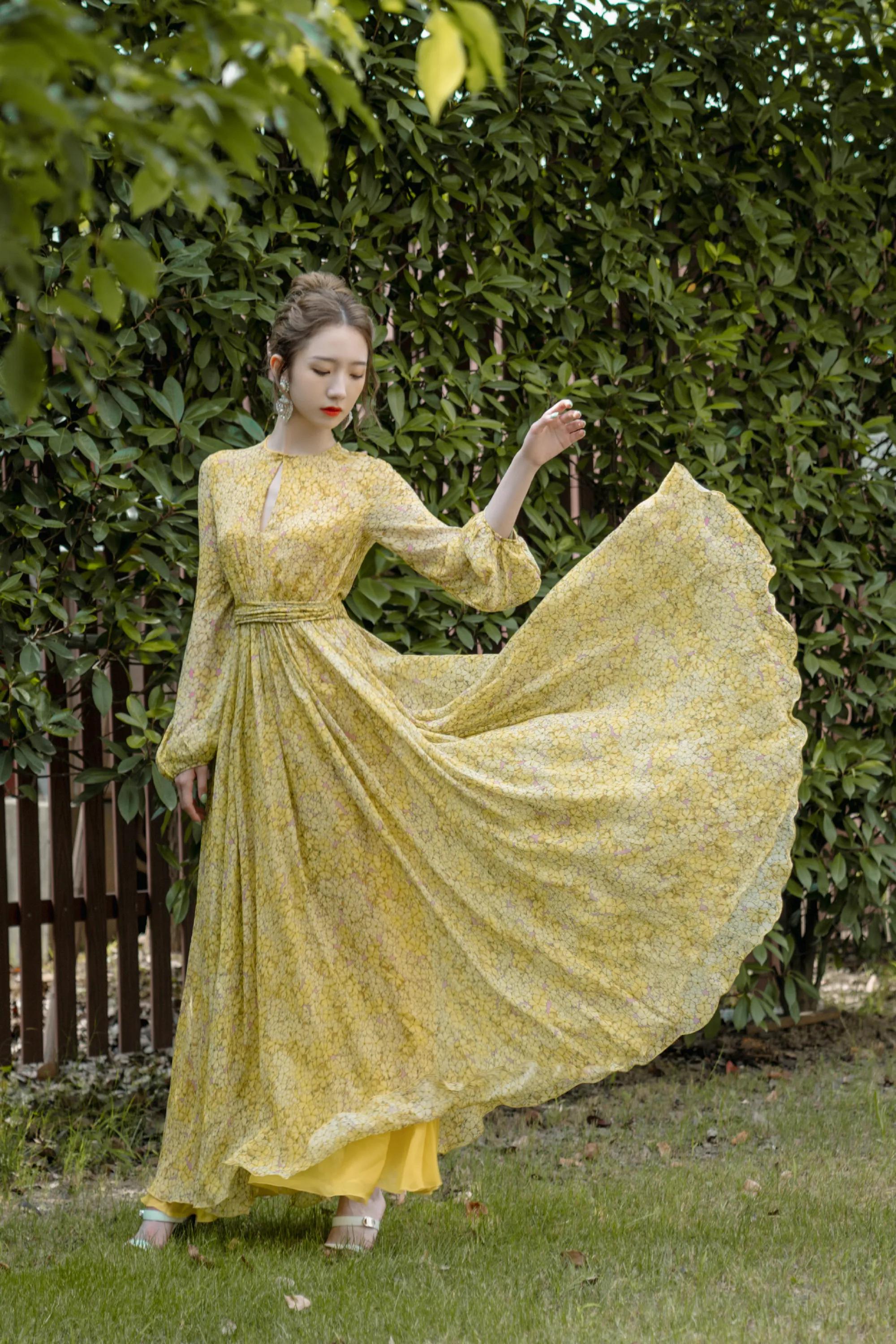 孟美岐身穿黄色碎花长裙，温婉优雅，温暖又清新的初秋造型