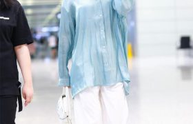 许佳琪“邋里邋遢”走机场，衬衫满身是褶，配阔腿裤却意外好看