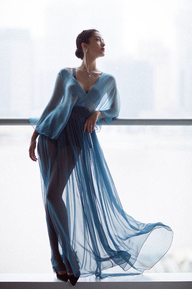 杨采钰身材不比“国际名模”差，一袭蓝色空气薄纱裙，清新又撩人