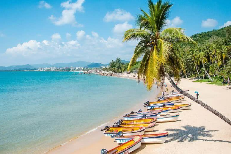 海南适合夏天旅游的圣地，靠海气候湿润，景点众多且门票不贵