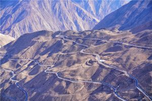 实拍川藏线上的怒江72拐，山岭陡峭，气势恢宏，小山村与世隔绝