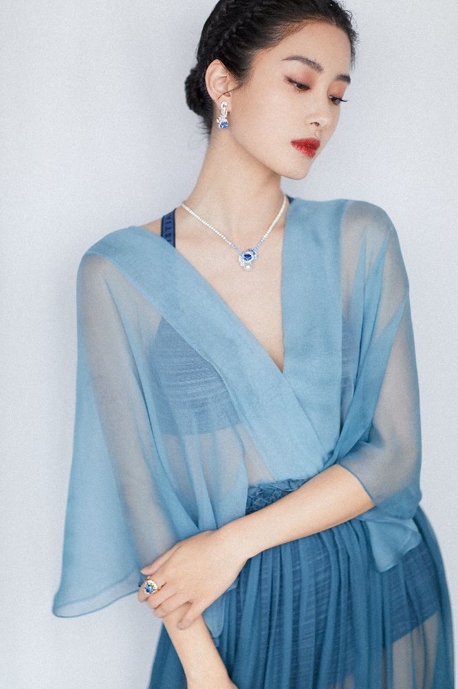杨采钰身材不比“国际名模”差，一袭蓝色空气薄纱裙，清新又撩人