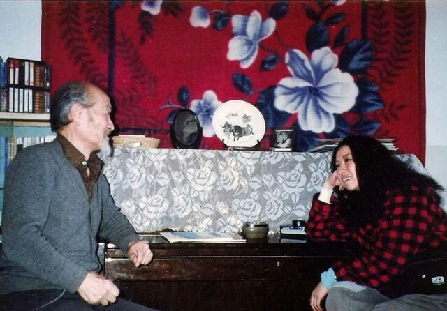 1990年，三毛住进77岁的王洛宾家，对方找来一个女学生，怕说闲话