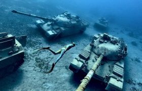 美国把废弃的坦克扔海里，多年后成了这样