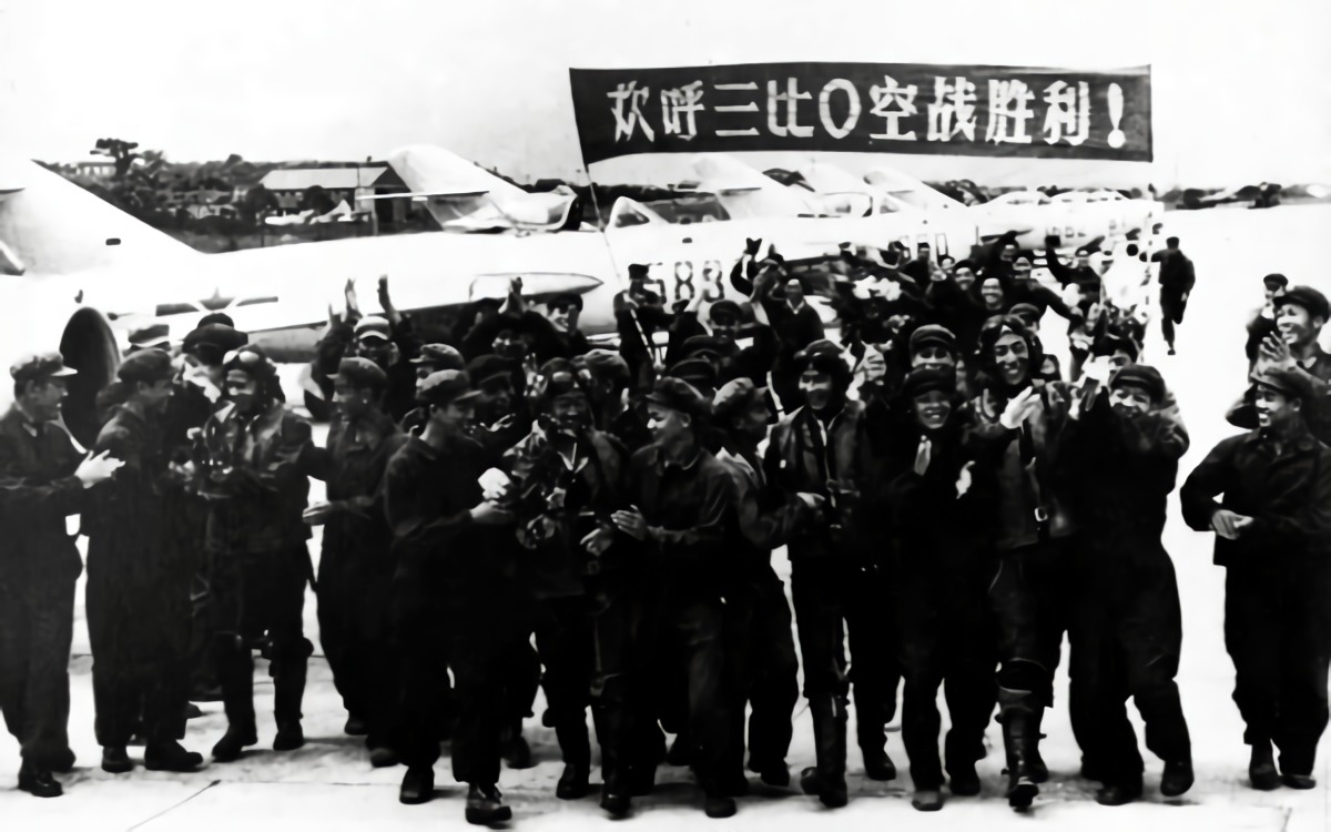 1965年敌机闯入福建领空，解放军战机伺机开火，敌机做出奇怪动作