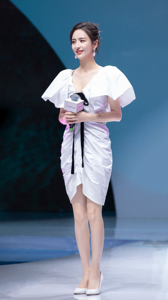 佟丽娅“蚂蚁腰”这么明显？一件白色荷叶抽绳裙，自带初恋甜美范