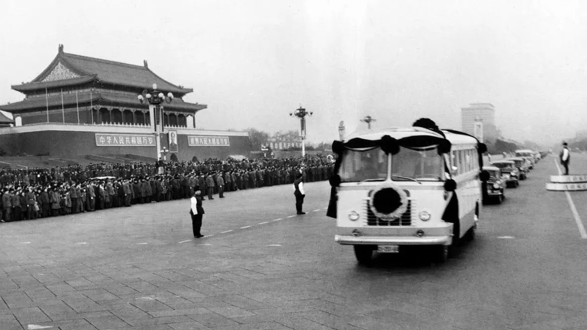 1976年，邓颖超给河南一工人发急电：总理病逝，不许进京送葬
