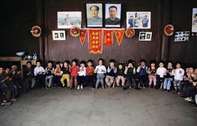 80年代的老上海：里弄中的老人儿童自得其乐，最后一张神似魏敏芝