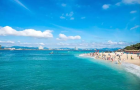 海南适合夏天旅游的圣地，靠海气候湿润，景点众多且门票不贵