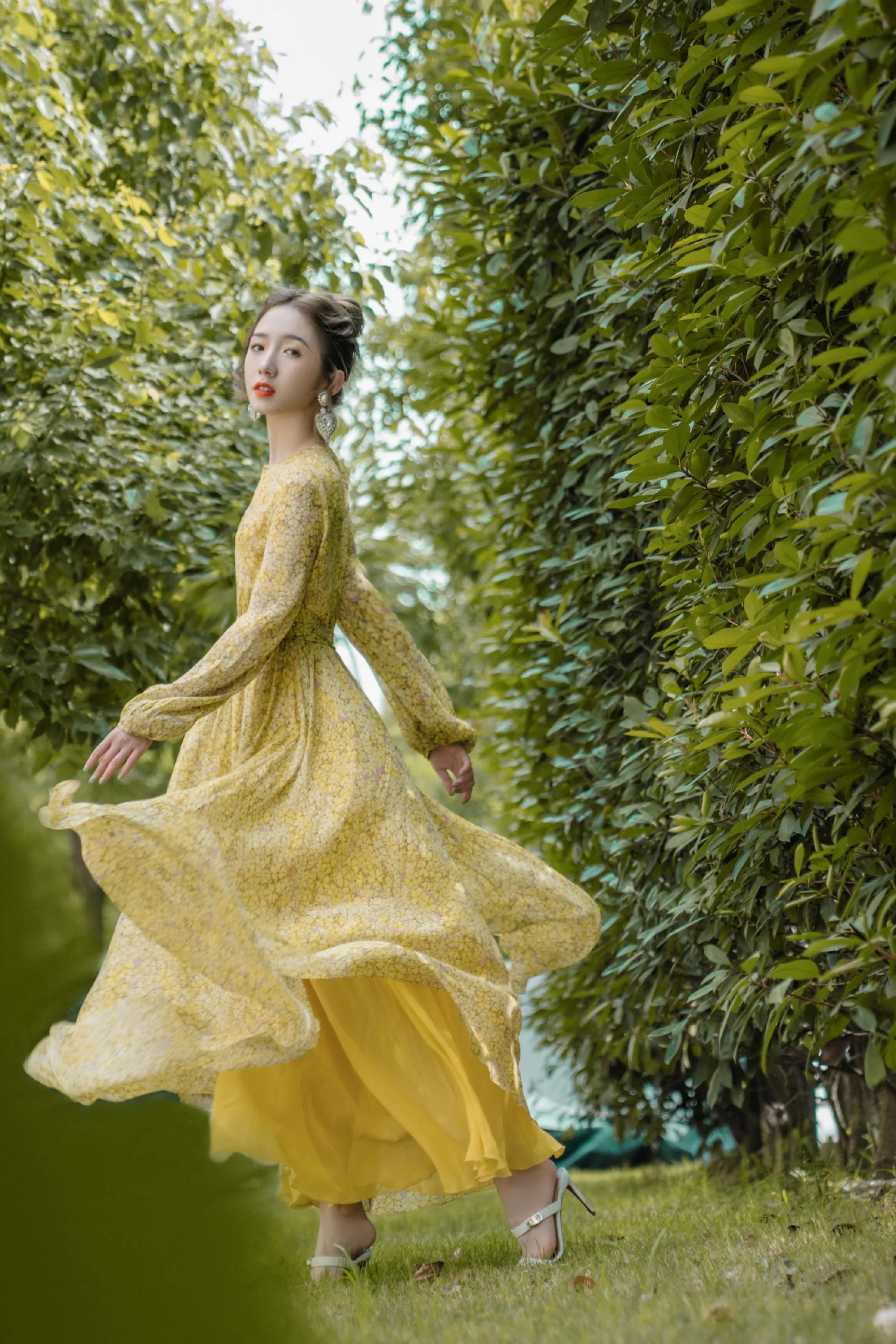 孟美岐身穿黄色碎花长裙，温婉优雅，温暖又清新的初秋造型