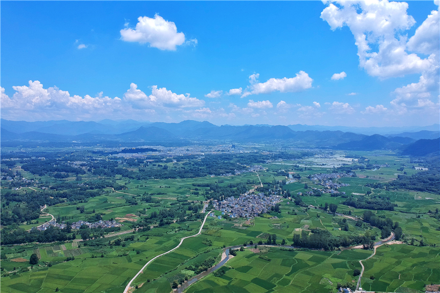 安徽有个千年古村落，是很多电影的取景地，张艺谋对这里情有独钟