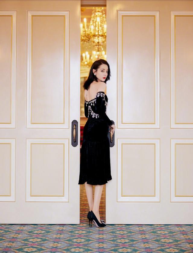 热巴“赫本”造型太惊艳，穿黑色丝绒裙露双肩，优雅高贵又性感