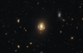 哈勃望远镜捕捉到一个令人惊叹的“爱因斯坦环”