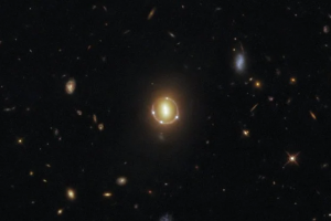 哈勃望远镜捕捉到一个令人惊叹的“爱因斯坦环”