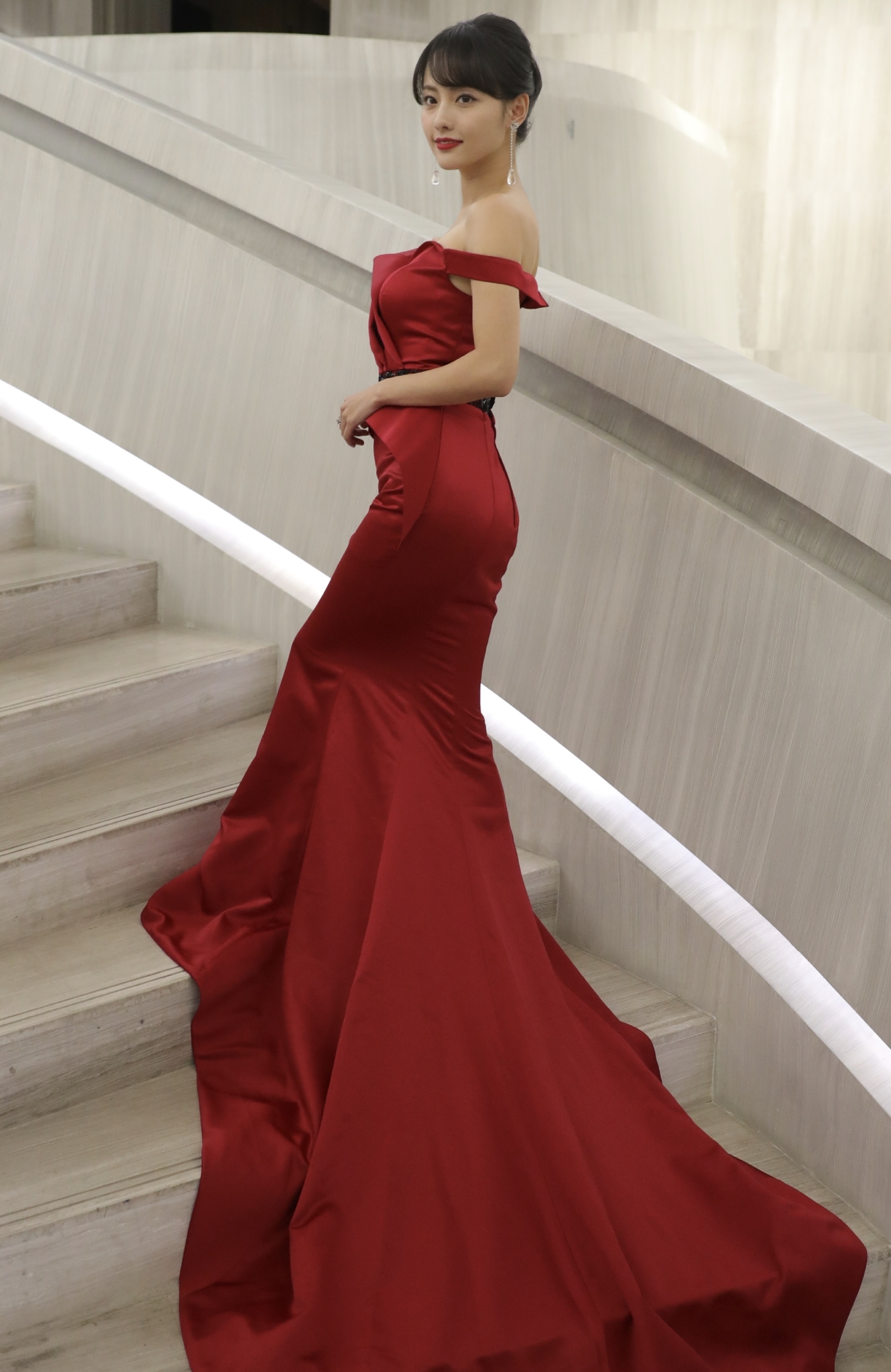 “蛇蝎美人”张嘉倪，穿大红色长裙高贵冷艳，曲线身材丰润饱满
