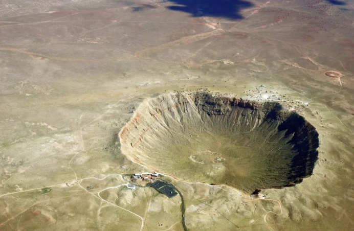 4.9万年前的“星际来客”，撞地球后，留下当今规模最大的陨石坑