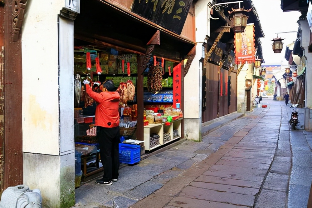 探访六安的一条百年老街，素有“小南京”的美称，如今有些沧桑