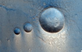 撞击坑三重奏：ExoMars轨道飞行器在火星Lunae Planum地区拍到惊人图像