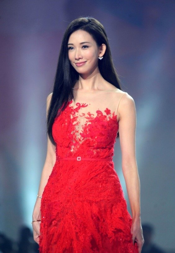 林志玲又轻松美出圈了，穿“东方红”蕾丝裙，美得让人移不开眼