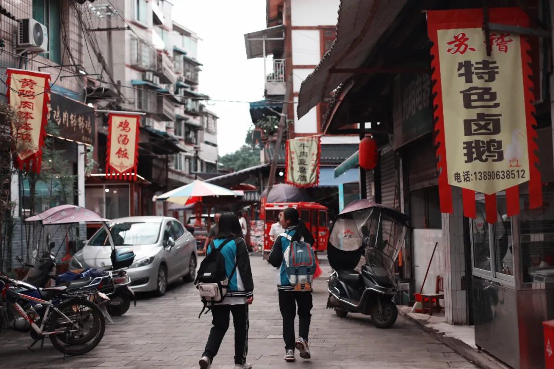 离成都不到一小时，发现一个原生态千年古镇，小众安静美食超多