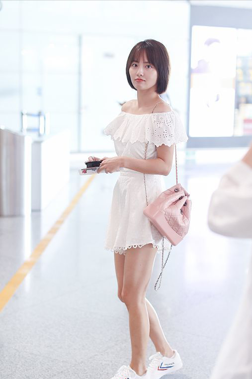 张嘉倪真是“逆生长”，身穿白色短裙，30多岁看起来甜美可爱