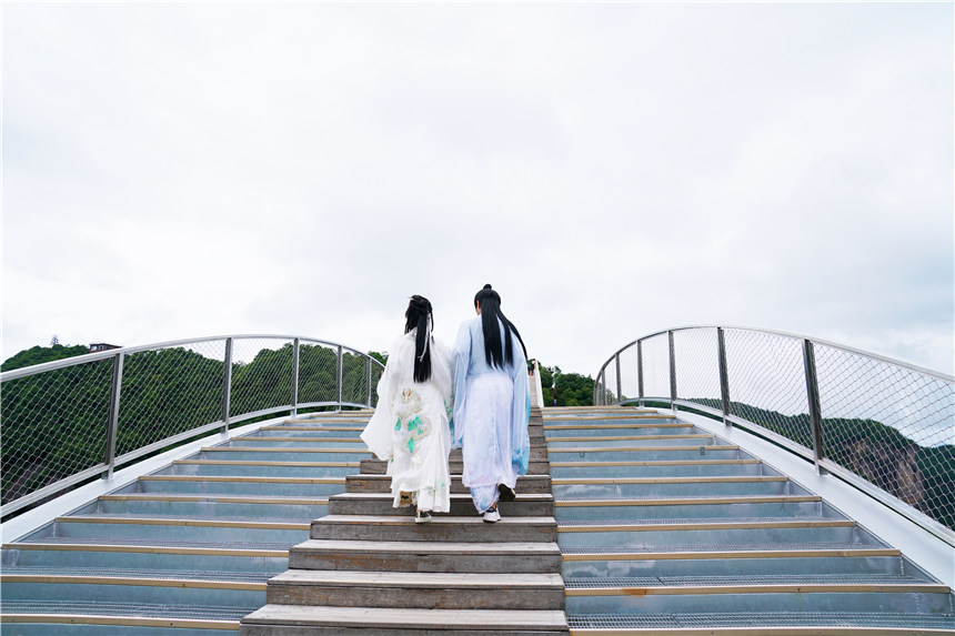 浙江台州有个神仙景区，常年云雾缥缈，宛若仙境，很适合情侣打卡