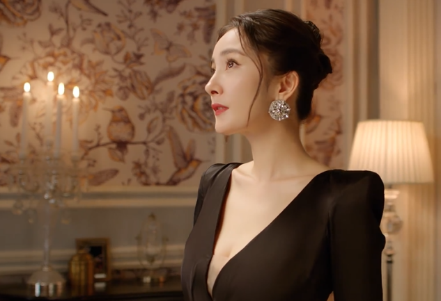 杨幂最新广告造型曝光，穿黑色深V礼服配盘发，展现成熟女人魅力