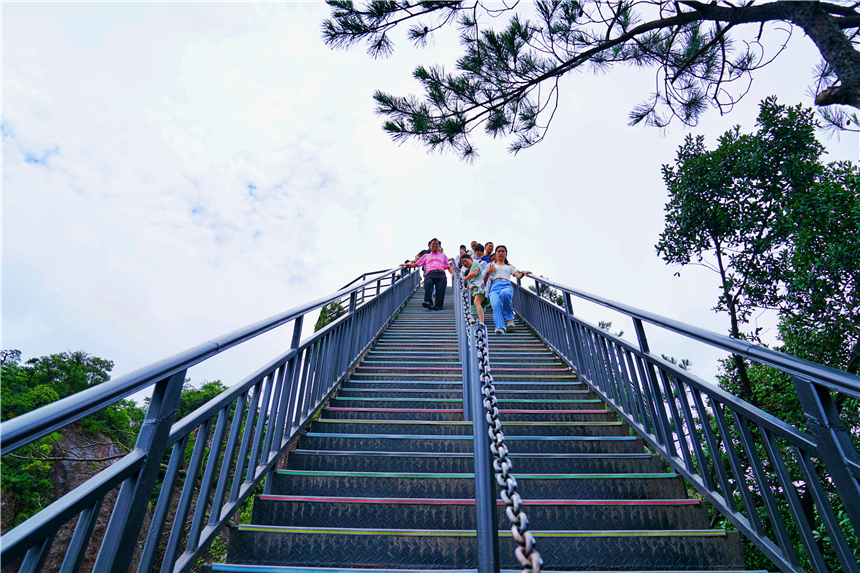 浙江台州有个神仙景区，常年云雾缥缈，宛若仙境，很适合情侣打卡