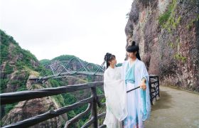 浙江台州有个神仙景区，常年云雾缥缈，宛若仙境，很适合情侣打卡