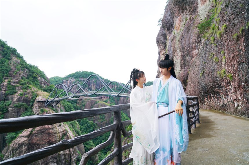 浙江台州有个神仙景区，常年云雾缥缈，宛若仙境，很适合情侣打卡