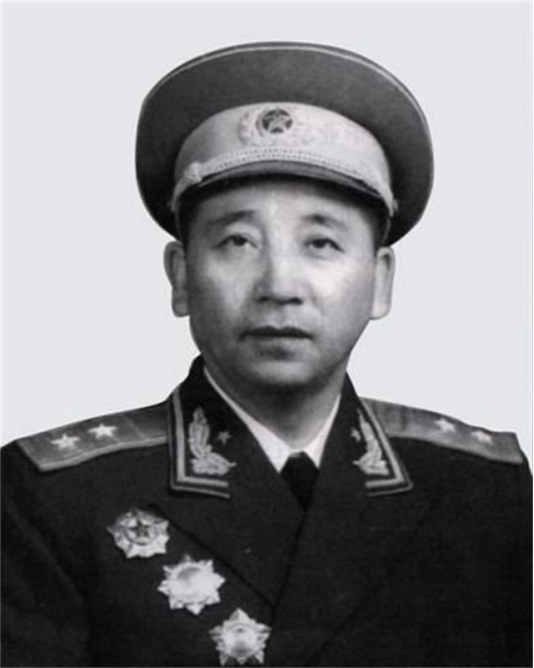 84年阅兵，秦基伟担总指挥受中央表彰，3年后谁接任他成司令员？