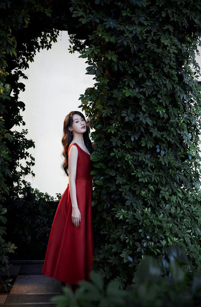 袁冰妍真是清纯系女生，穿一袭红裙打扮明艳，看着仍清丽脱俗