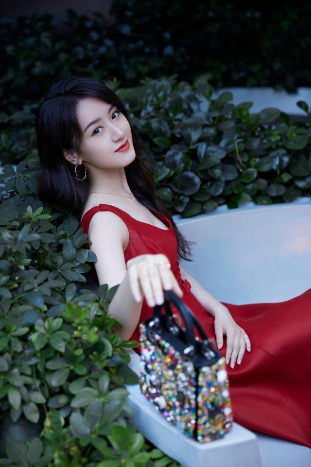 袁冰妍真是清纯系女生，穿一袭红裙打扮明艳，看着仍清丽脱俗
