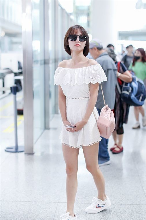 张嘉倪真是“逆生长”，身穿白色短裙，30多岁看起来甜美可爱