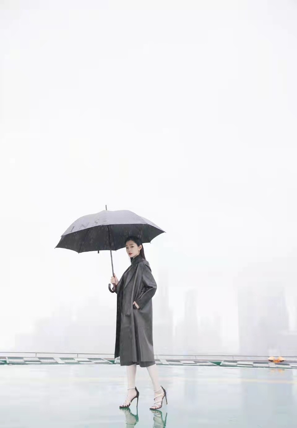 宋轶雨中大片氛围感满满，黑色皮衣配高跟，又酷又飒真不一般