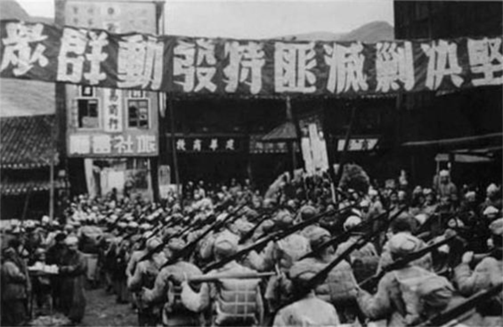 1950年山东一15岁小女孩被捕，特殊身份曝光震动全军，她究竟是谁