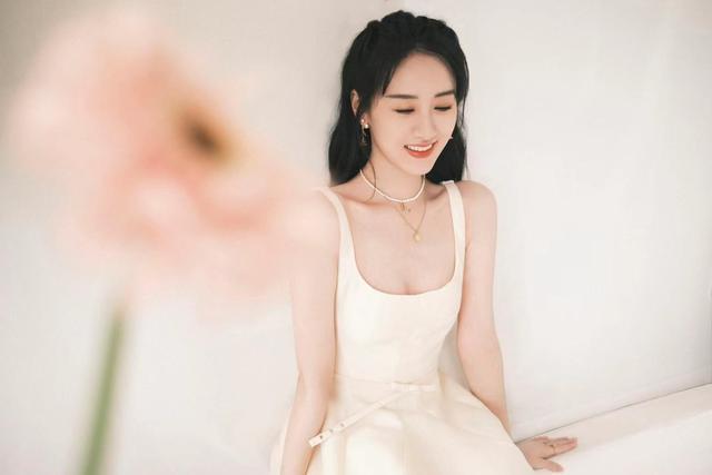 袁冰妍的“白瓷肌”真占优势，穿吊带裙似邻家女，美得清纯脱俗