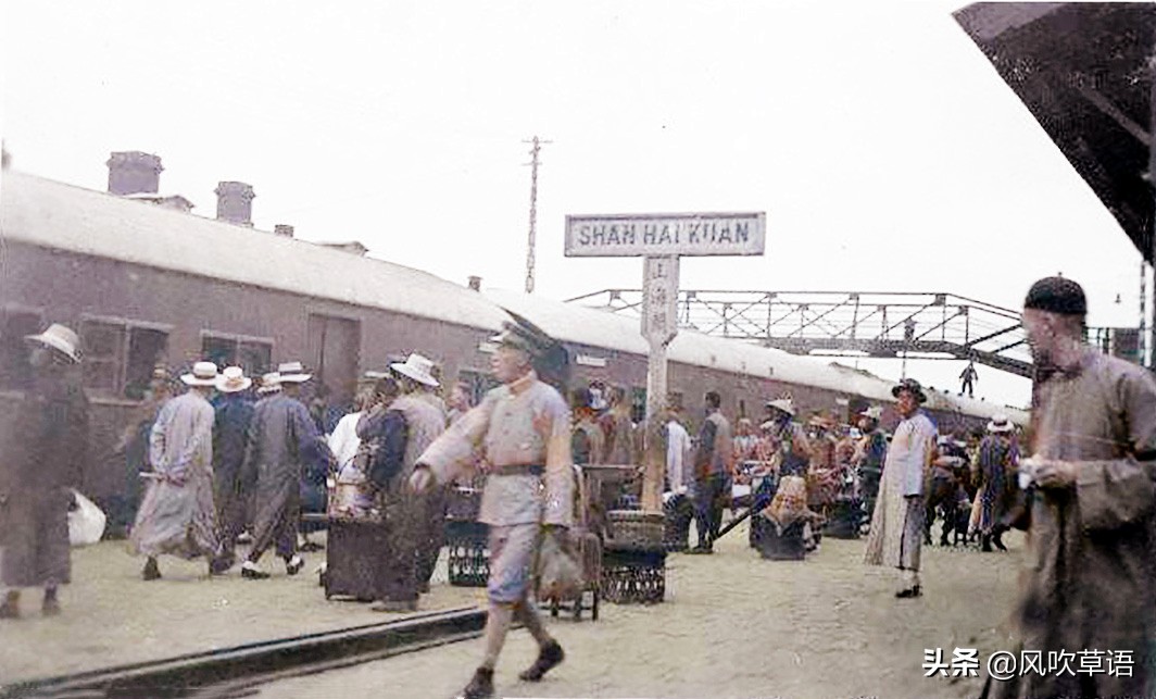 1920年的山海关，洋人乘坐马车在铁轨上跑，罗汉台上满是游客涂鸦