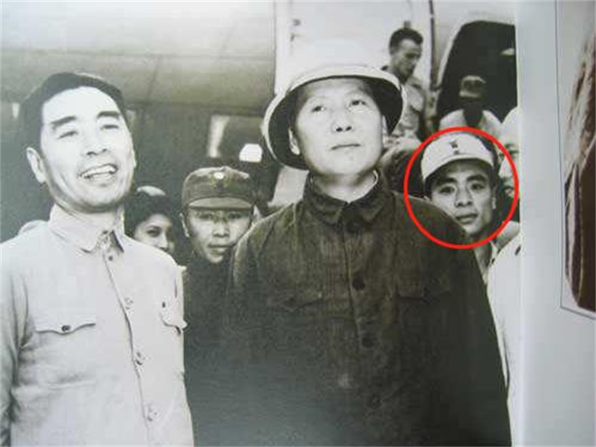 21岁护周总理进西安，30岁陪毛主席入重庆，龙飞虎到底有多强？