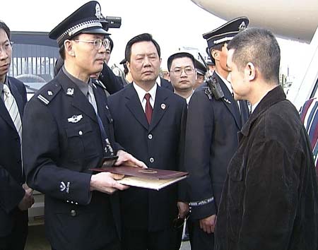 2001年三大行长侵吞4.83亿美金，朱镕基震怒，写了整整四页批示