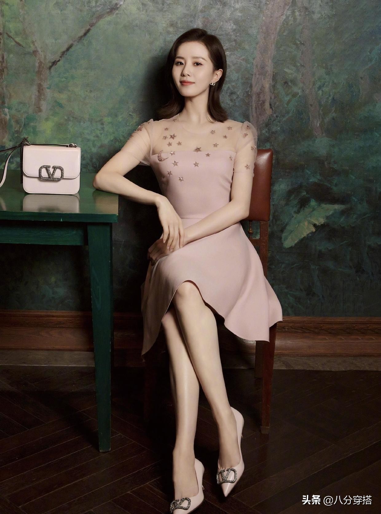 刘诗诗真是优雅女星的典范，穿裸粉色衬衫配半身裙，气质温婉动人