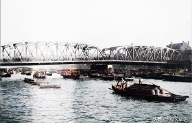 1934年的上海苏州河所见，气势恢宏的百老汇大厦还在施工中