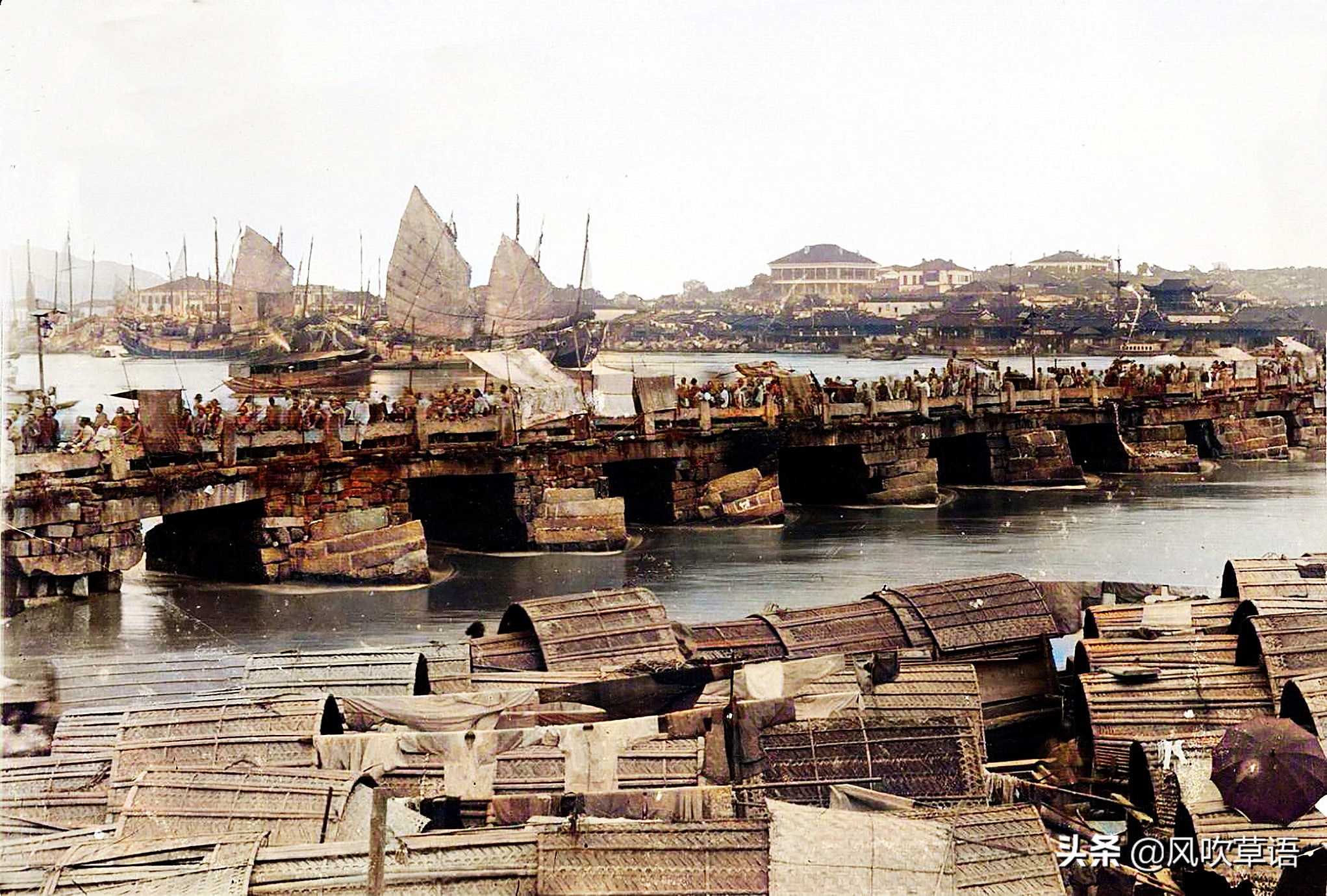 1905年的福建榕城，万寿桥上人潮汹涌，福州将军气度不凡