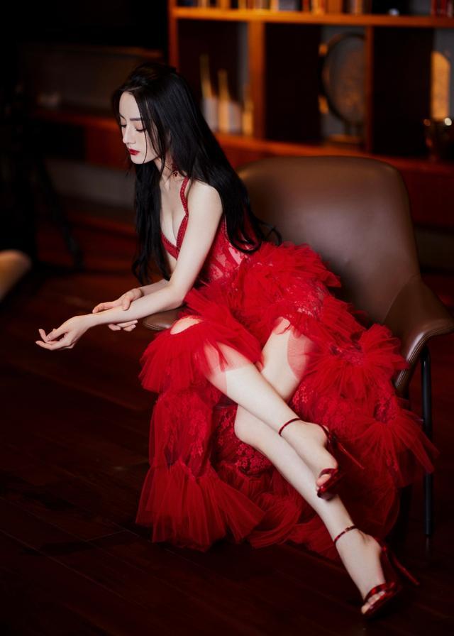 热巴努力拼事业，穿吊带红裙亮相秀热辣身材，就是看着有点冷