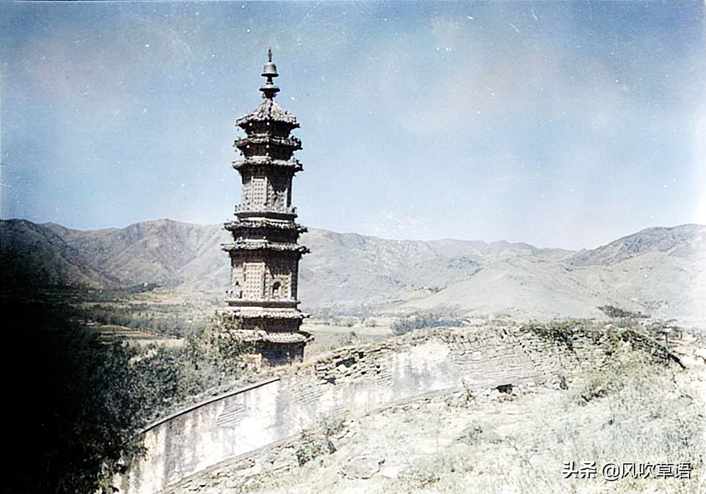 1938年的北京玉泉山，遍地布满鱼塘，定光塔上搭着脚手架