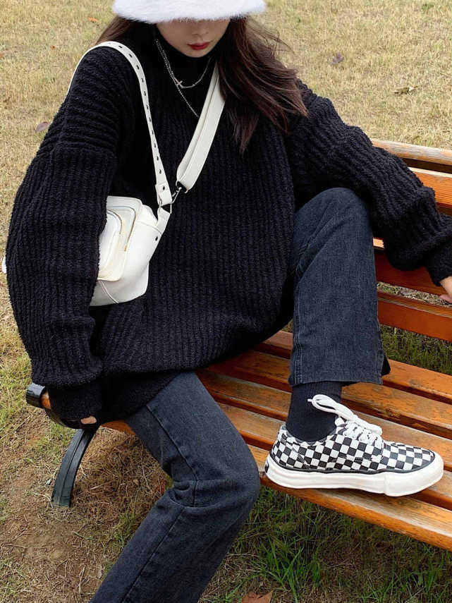 秋冬季，黑色针织毛衣搭配牛仔裤简约洋气，适合普通女生，超好看