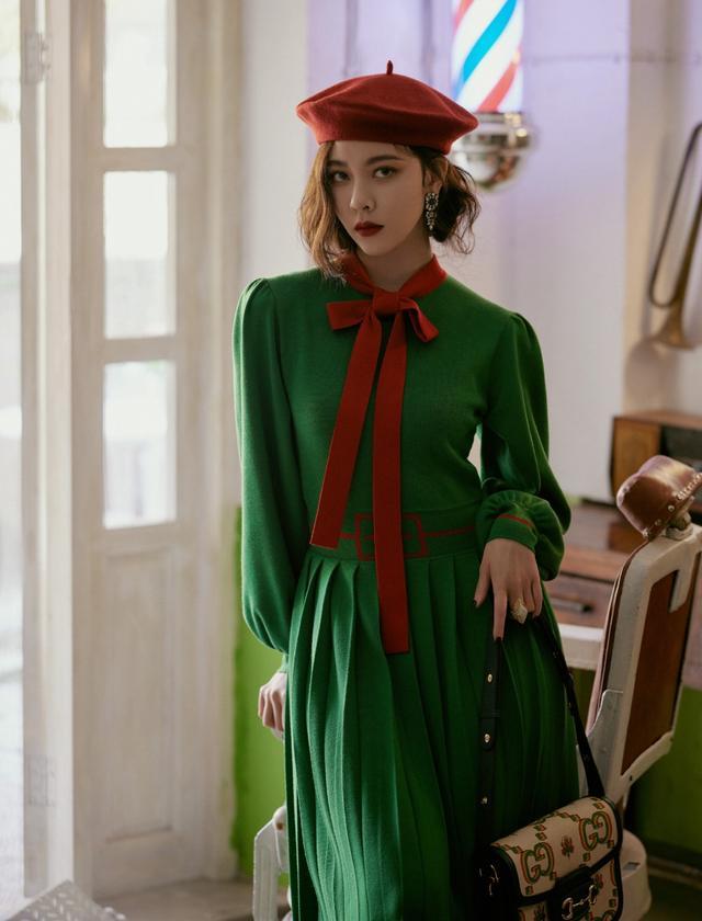 宋妍霏真是会打扮，“红配绿”穿搭不但不土，反而穿得时髦又高级