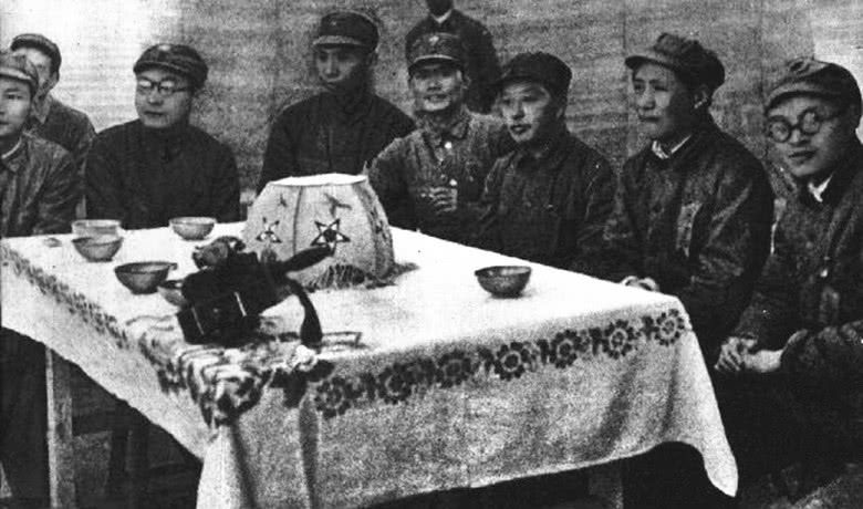遵义会议上，是谁力挽狂澜投下了关键一票，力挺毛泽东指挥红军？