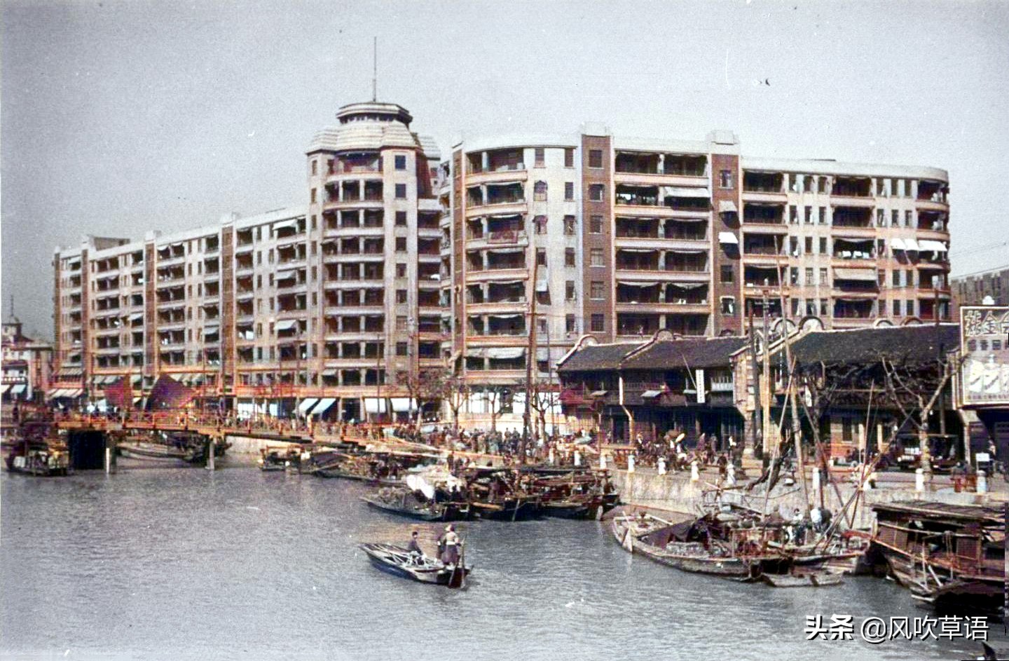 1934年的上海苏州河所见，气势恢宏的百老汇大厦还在施工中